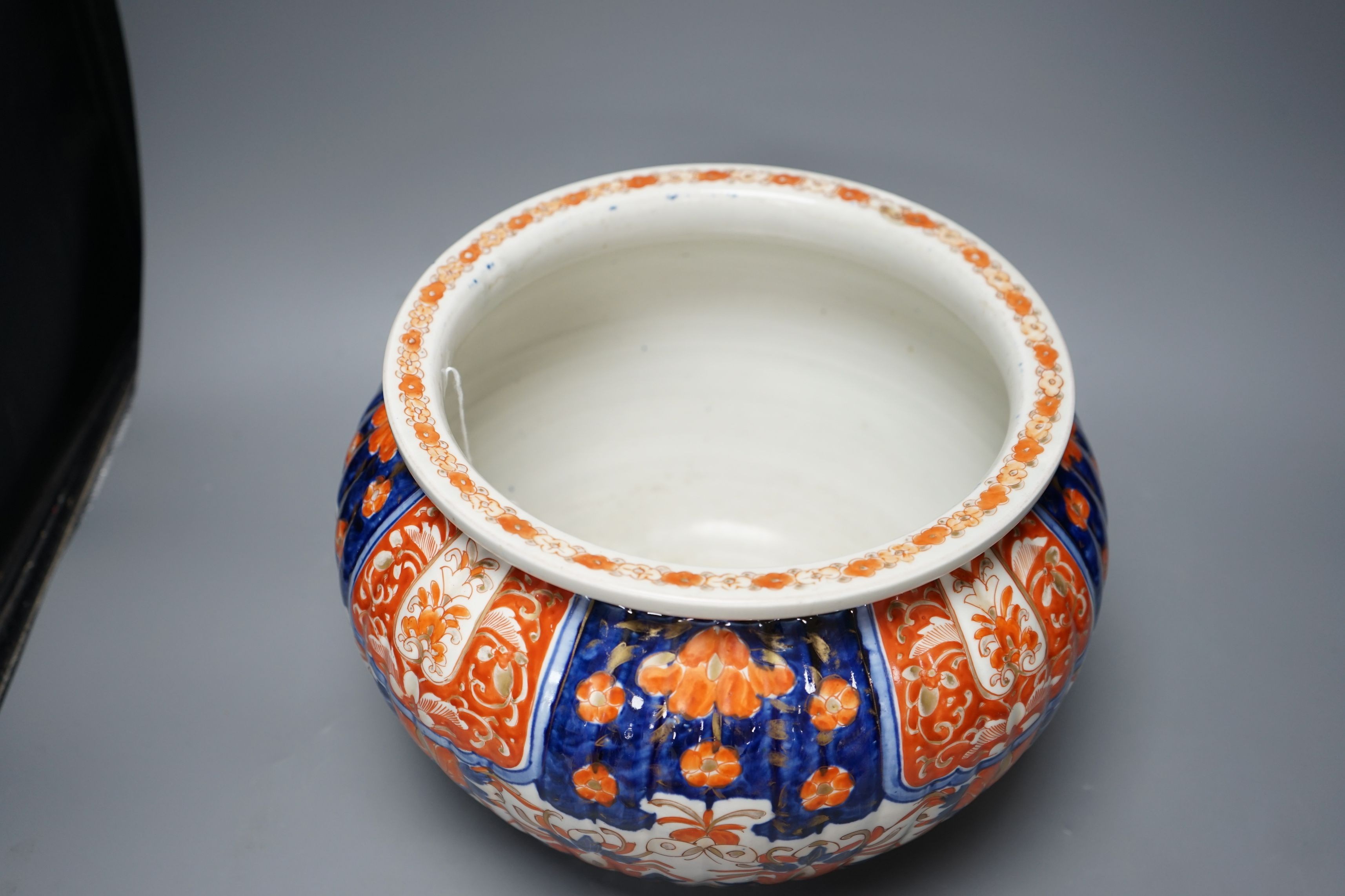 An Imari pattern jardiniere, 26cms diameter